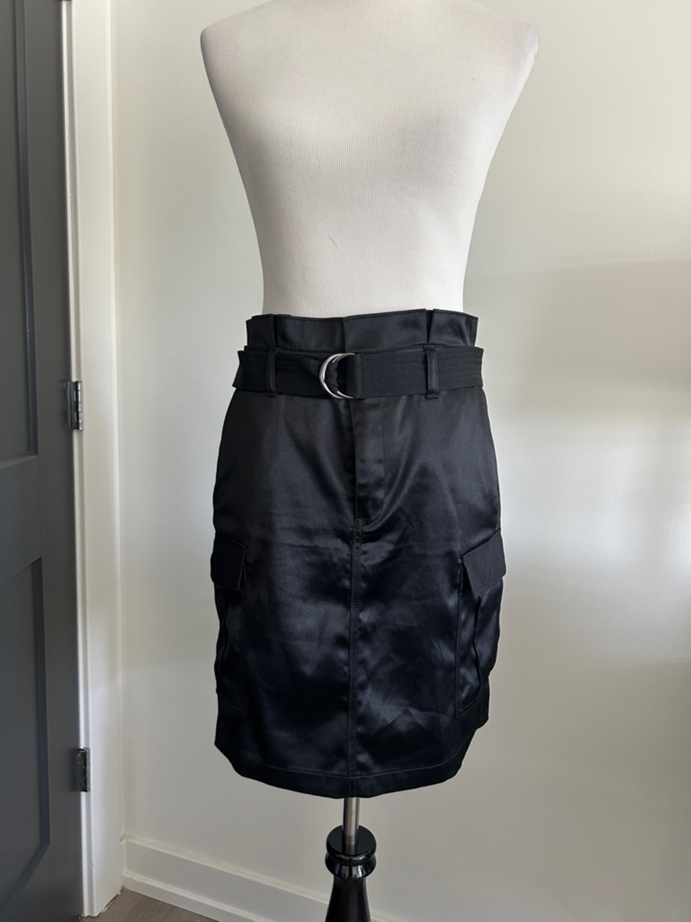 White House black market 6 satin-look Black Belted Skirt with pockets